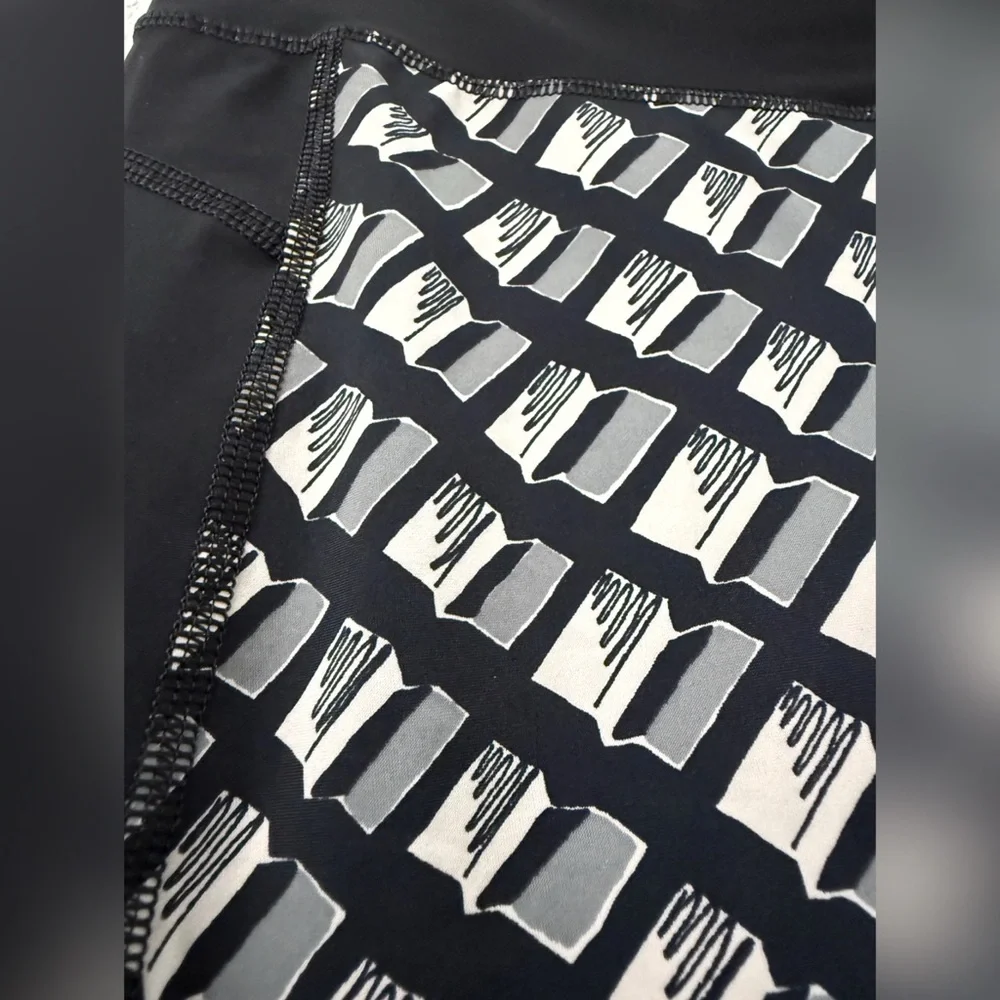 Sweaty Betty Zero Gravity Leggings - Black and Gray Geometric - M